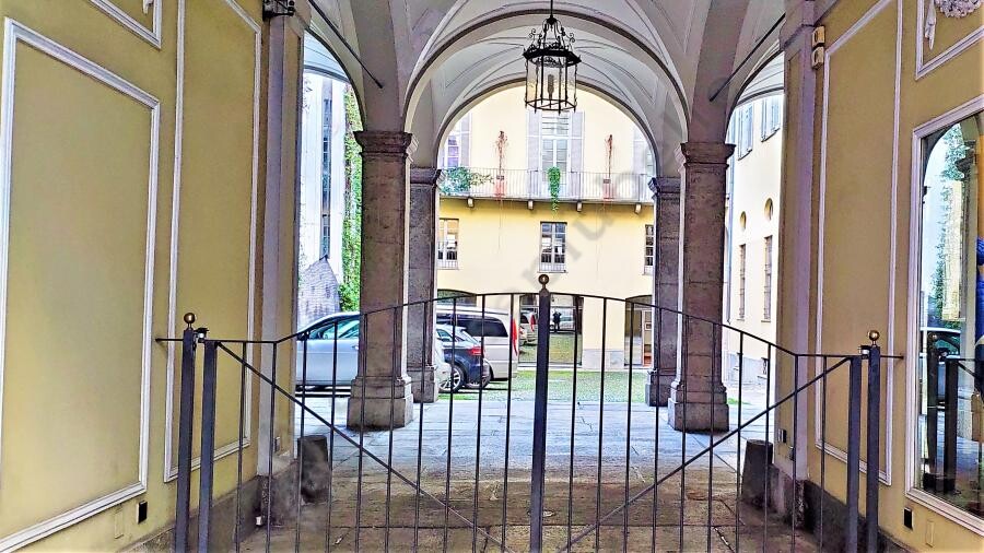 via lagrange pressi vendesi bellissimo bilocale con soppalco su tre livelli 03