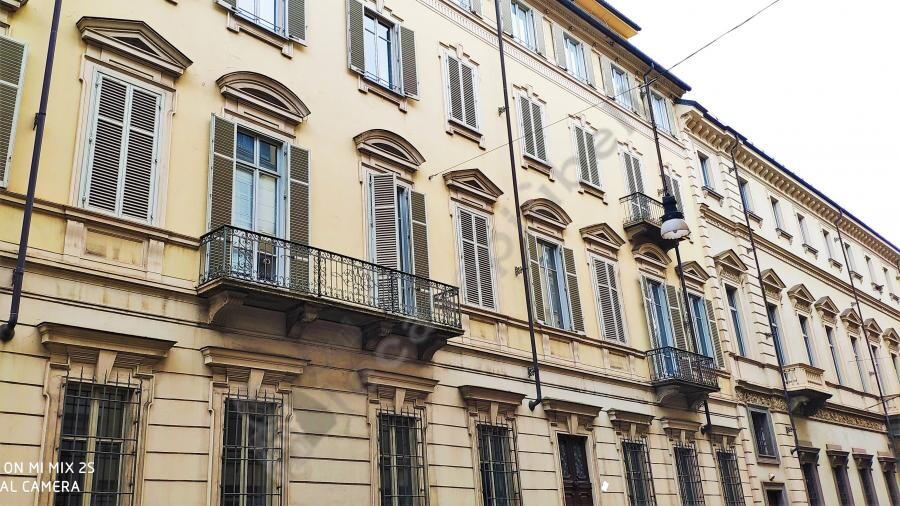 via lagrange pressi vendesi bellissimo bilocale con soppalco su tre livelli 08