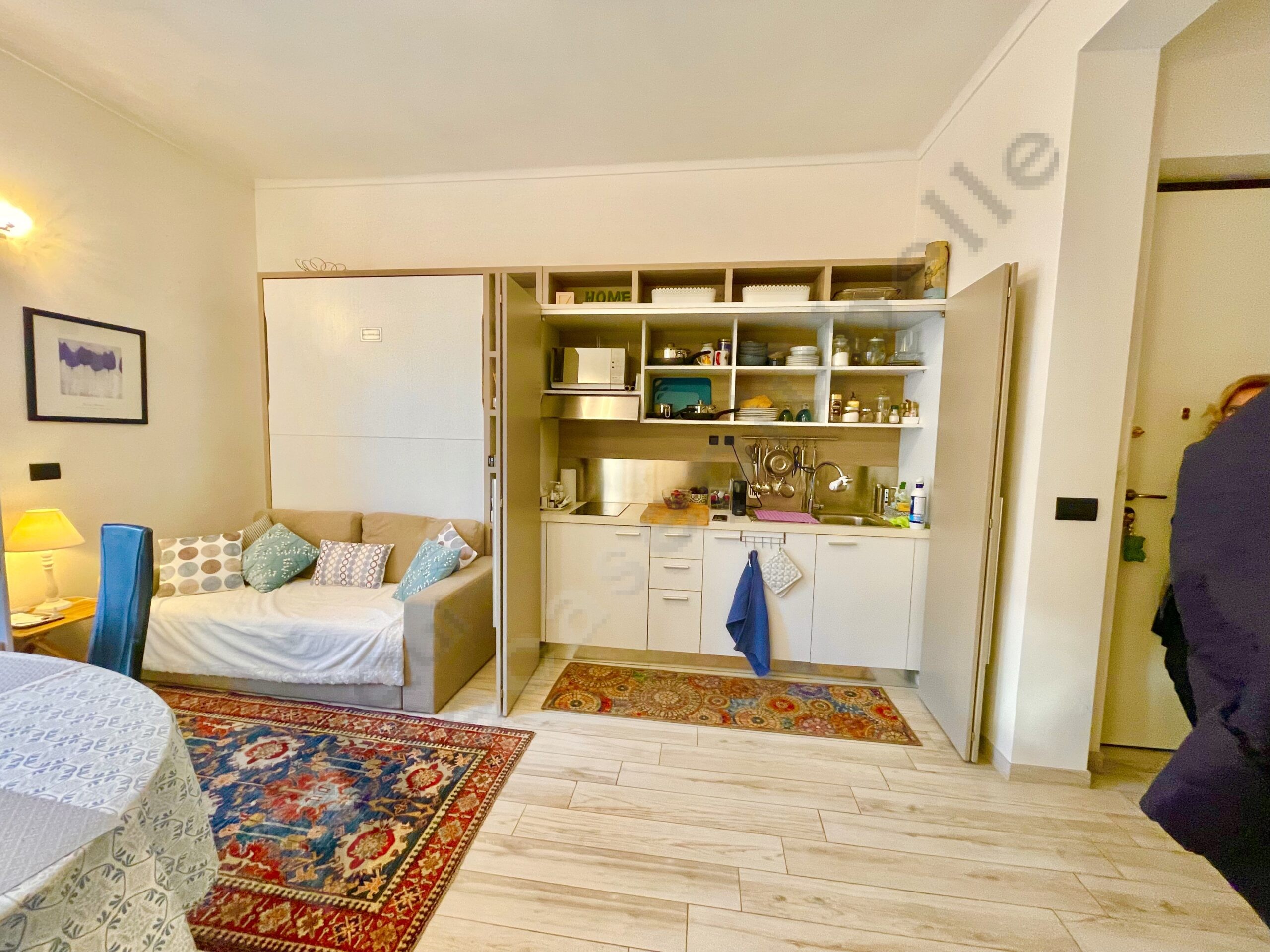 soggiorno con cucina a vista aperta
