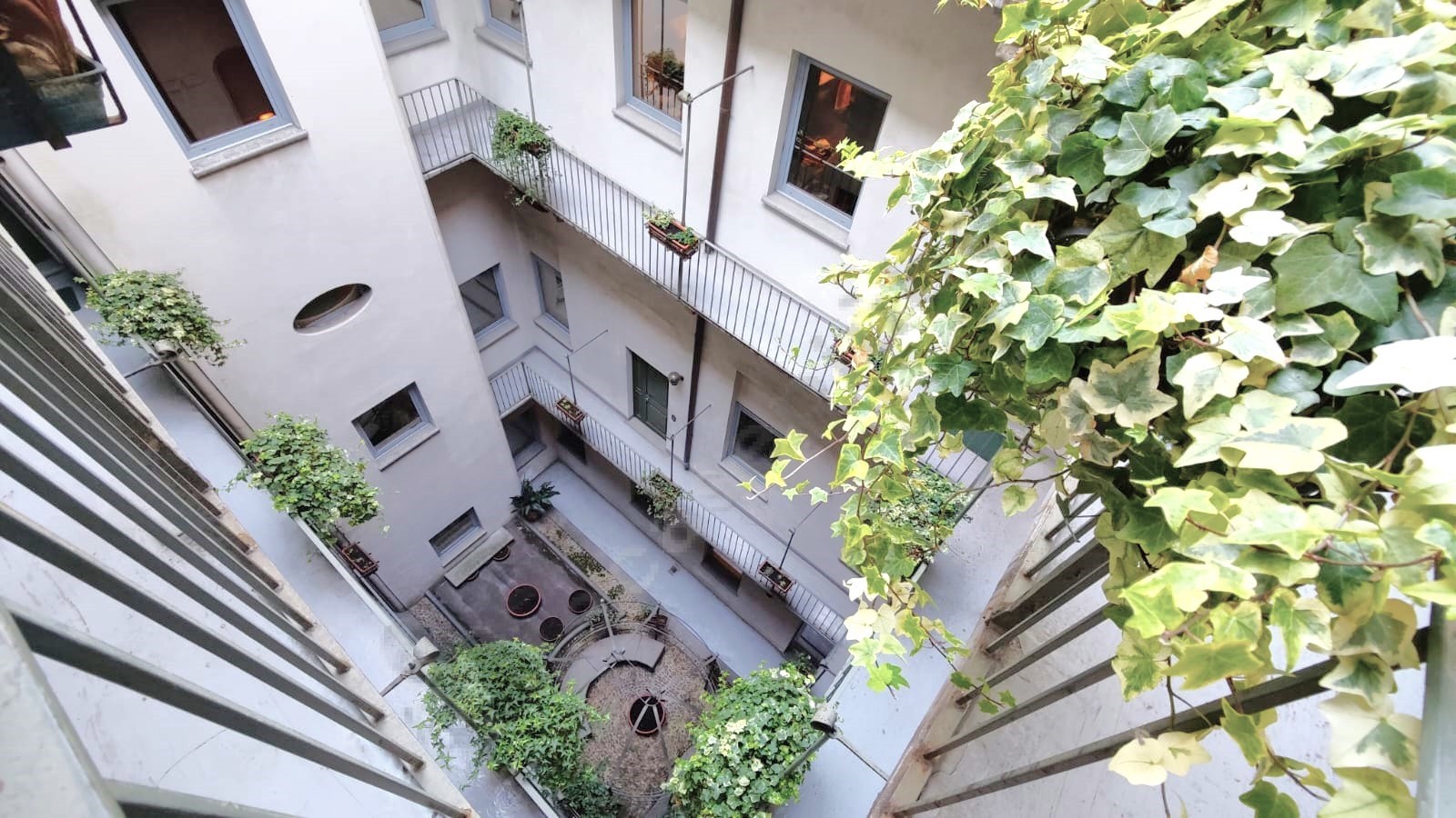 via-garibaldi-monolocale-piano-alto-in-stabile-del-700 (1)